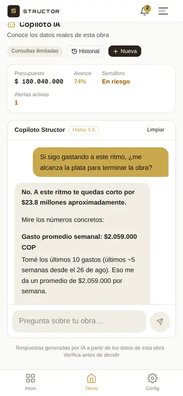 Copiloto de Structor: el usuario pregunta si le alcanza la plata para terminar la obra y el copiloto responde con el gasto semanal promedio y cuánto le faltaría.